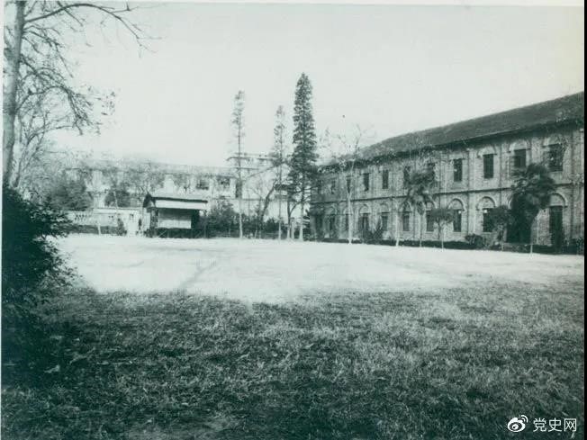 　　1927年3月18日，毛澤東出席在武昌舉行的河南武裝農(nóng)民代表大會，并作湖南農(nóng)運(yùn)狀況報告。圖為大會會場——武昌農(nóng)講所大操場。