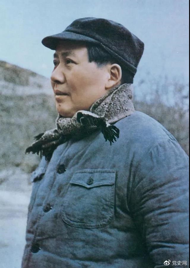 　　1947年3月18日，中共中央機(jī)關(guān)主動撤離延安。毛澤東和周恩來、任弼時等繼續(xù)留在陜北，指揮全國人民解放戰(zhàn)爭。這是轉(zhuǎn)戰(zhàn)陜北前夕的毛澤東。